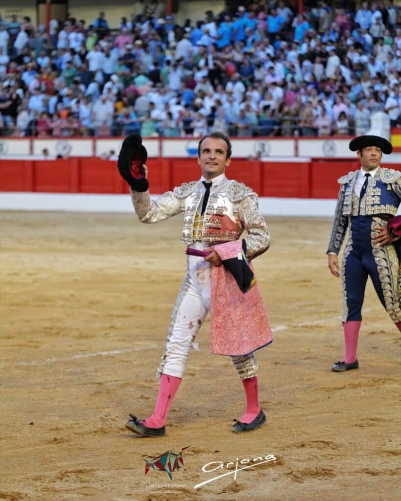 GRANUJITO” CORONA MAGISTRALMENTE LA LEYENDA “MIURA” EN SANTANDER.-