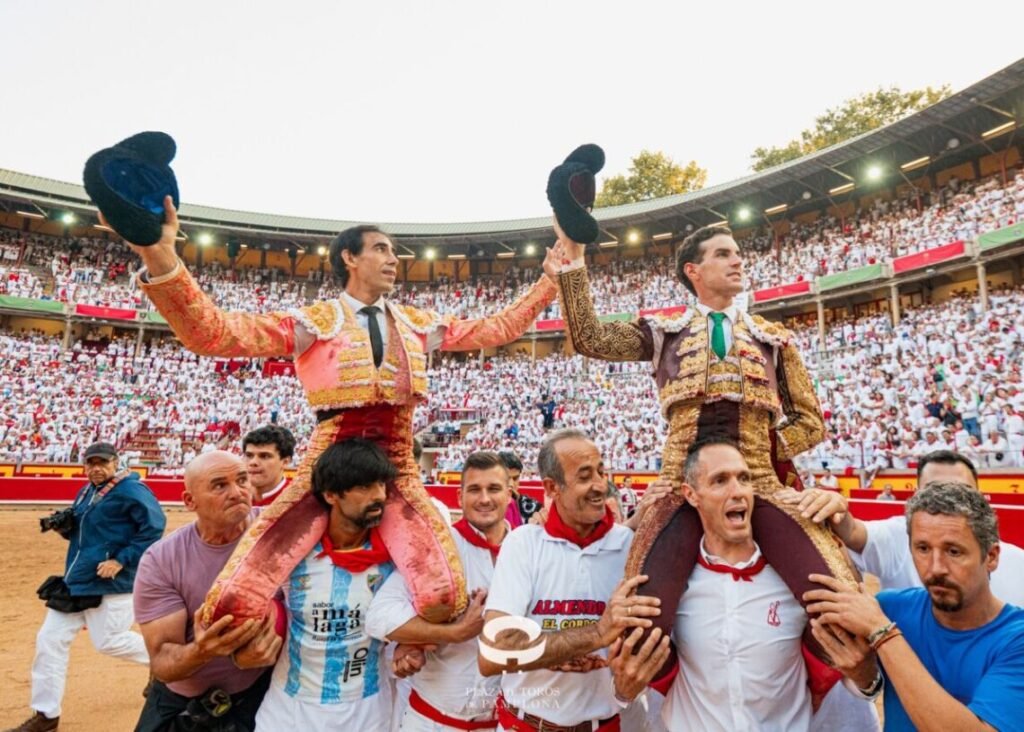 JIMÉNEZ FORTES Y FERNANDO ADRIÁN, PUERTA GRANDE CONQUISTANDO A LA AFICIÓN PAMPLONESA.-