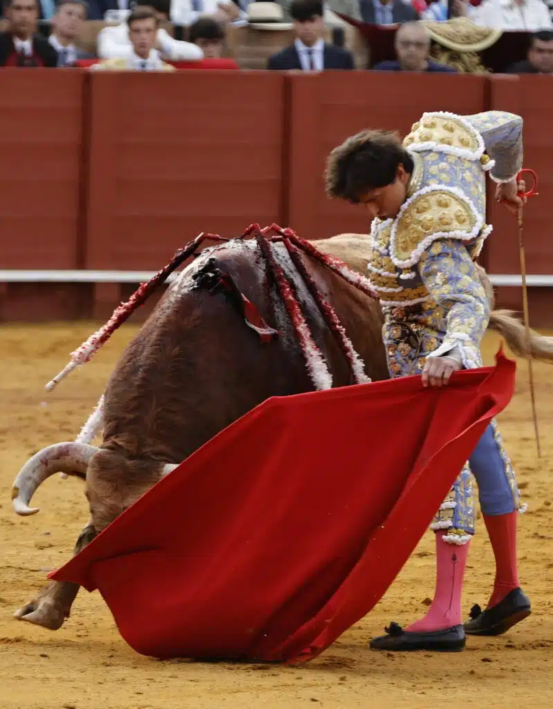 ROCA REY TRIUNFÓ CON CUOTA DE SANGRE, EN EL 13° FESTEJO SEVILLANO.