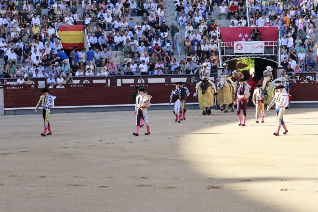 SERIA Y ENTIPADA CORRIDA DE PEDRAZA DE YELTES PARA UNA TERNA QUE PASÓ ANGUSTIAS, EN LAS VENTAS.