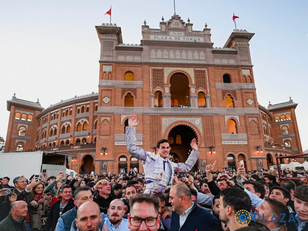 PUERTA GRANDE PARA FERNANDO ADRIÁN ANTE APASIONANTE ENCIERRO DEL TORERO!!