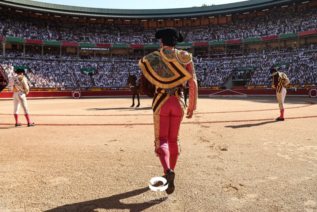 LOS TOROS DE “JOSÉ ESCOLAR” PONEN CUESTA ARRIBA A LA TERNA EN PAMPLONA, SÓLO UNA OREJA PARA EL MEXICANO FONSECA.