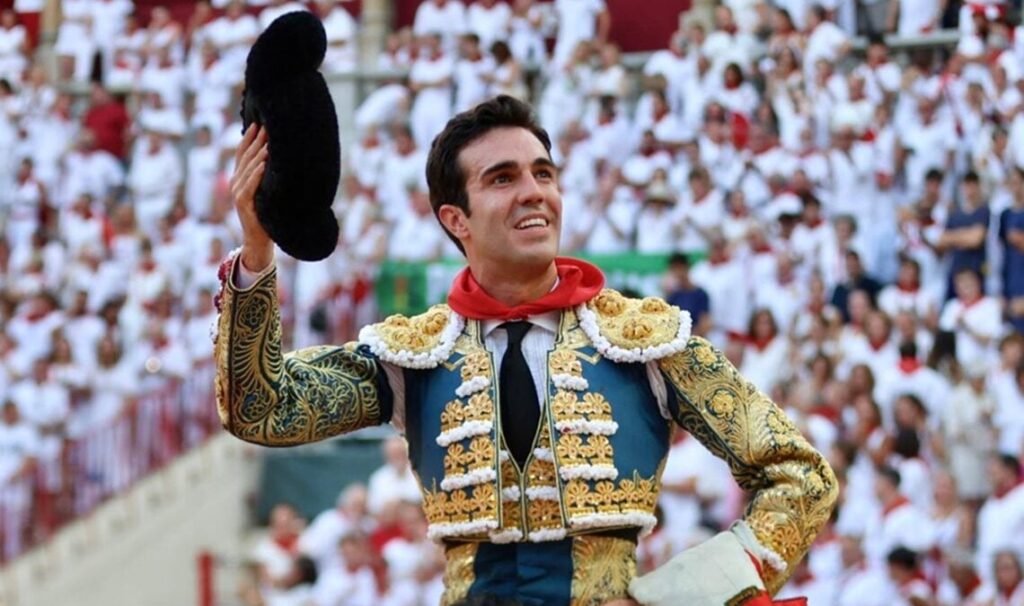 TARDE TRIUNFAL DE TOMÁS RUFO CON PUERTA GRANDE AL CIERRE DEL CICLO PAMPLONÉS!!