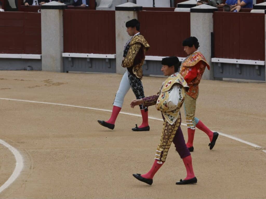 TORMENTA AL COMIENZO Y RAZA DE ALCURRUCÉN EN LA PRIMERA CORRIDA!!
