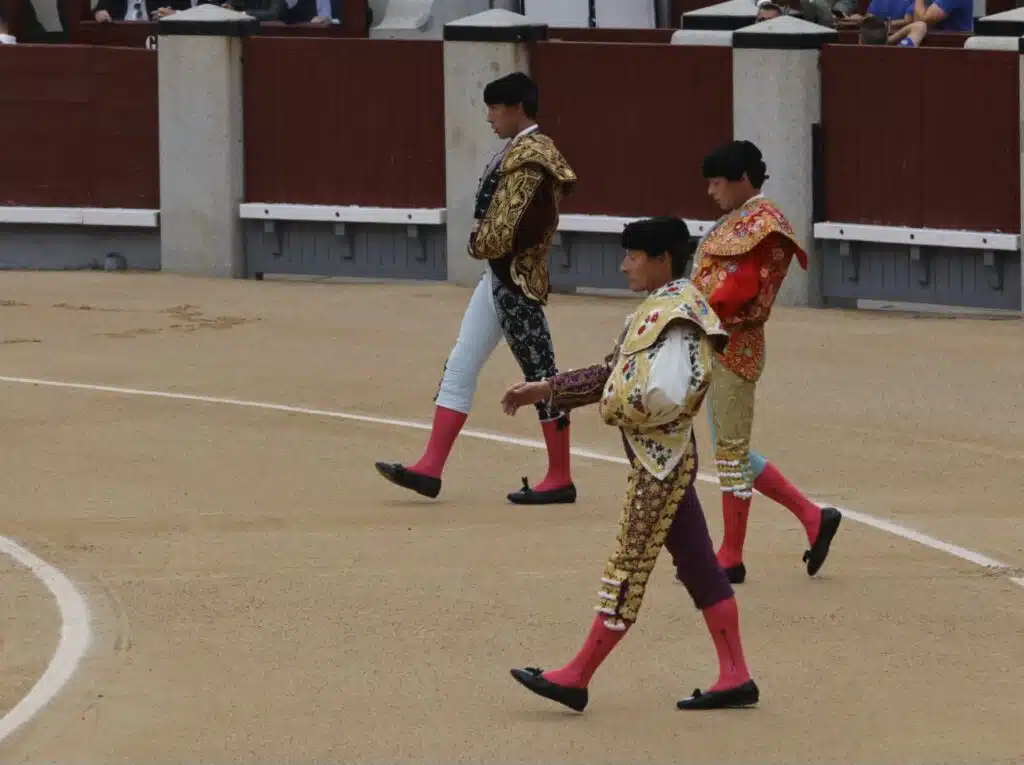 TORMENTA AL COMIENZO Y RAZA DE ALCURRUCÉN EN LA PRIMERA CORRIDA!!